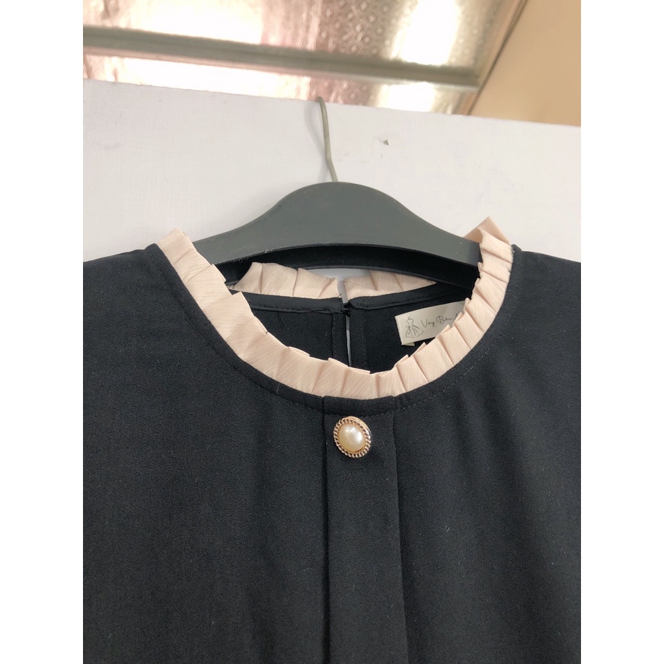 Váy bầu bigsize - Đầm bầu thiết kế GuMe màu đen xuông cổ tròn nhún bèo be chất vải sạn lụa size từ 40-100kg MB156