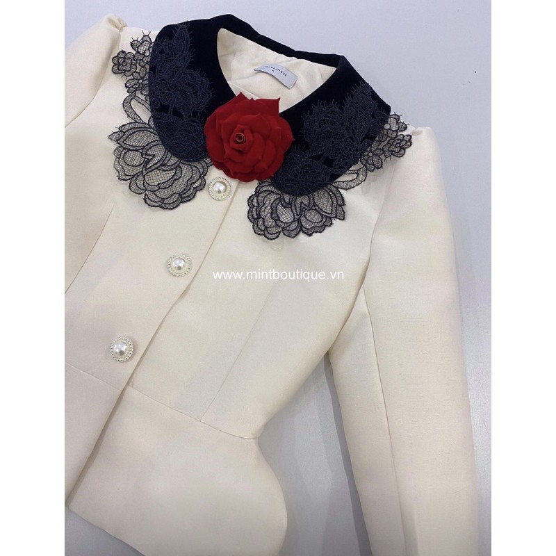 Hoa cài áo hồng nhung