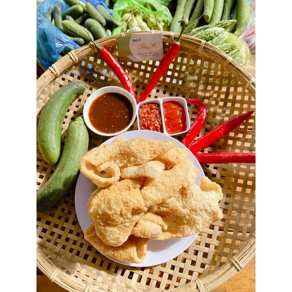 Da heo chiên giòn kèm sate ớt và sốt me nhà làm thơm ngon tuyệt cú mèo