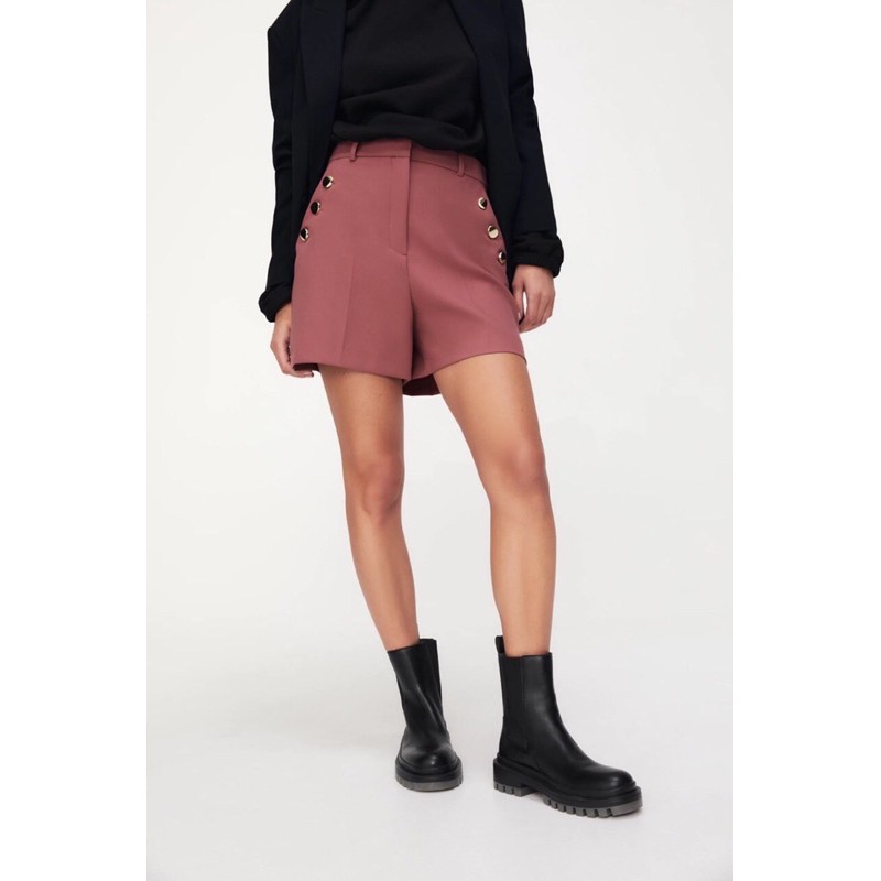 Quần shorts đính cúc