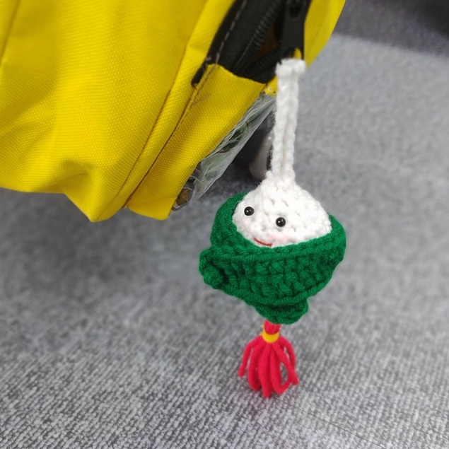 Móc khóa bánh tro bằng len handmade trừ tà