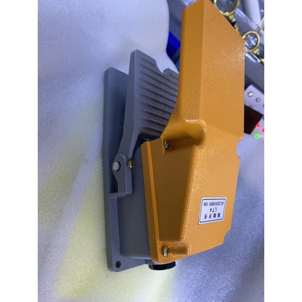 Bàn đạp LT4 nhôm chống nước chống bụi 220v/380v 15A