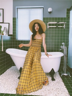 Váy maxi kẻ caro vàng cổ yếm.