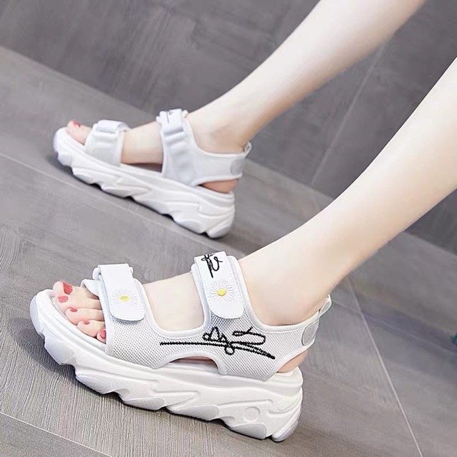 (2 màu) Sandal nữ hoa cúc 2 quai dán thêu chữ ký siêu hót