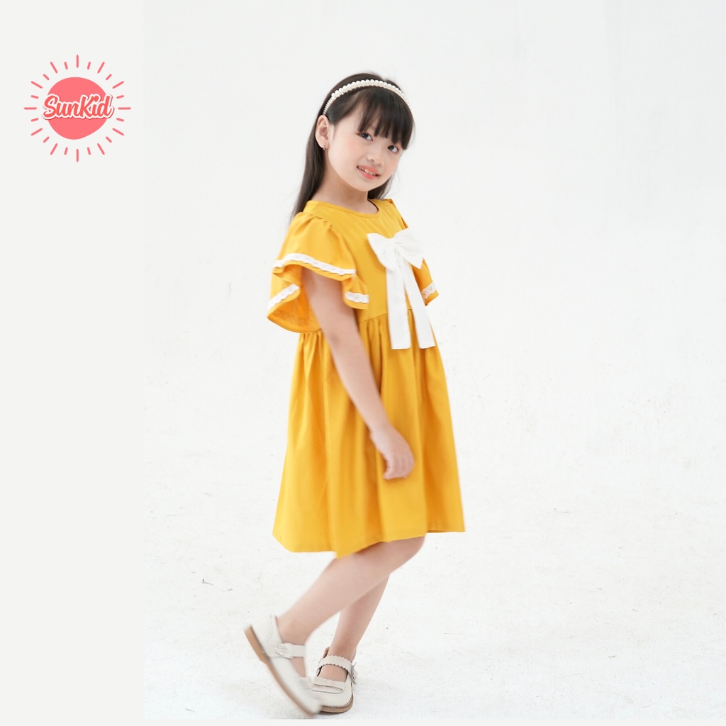 [XẢ KHO] Váy đầm bé gái dáng suông đính nơ trắng vải trượt nhật Sunkid NN1 màu vàng size trẻ em 4-12 tuổi