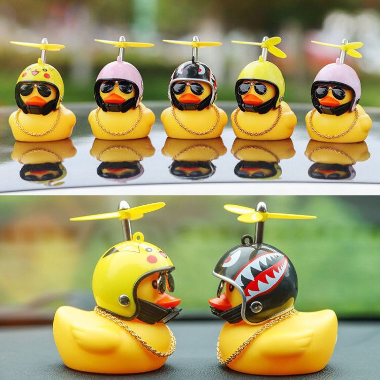 Chú vịt vàng đội mũ bảo hiểm gắn chong chóng trang trí xe hơi xe máy