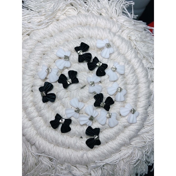 Charm nơ nhựa trắng đen trang trí móng