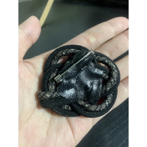 Cài áo vải phối hạt San hờ ô đỏ siêu bóng đẹp và to Ms:970