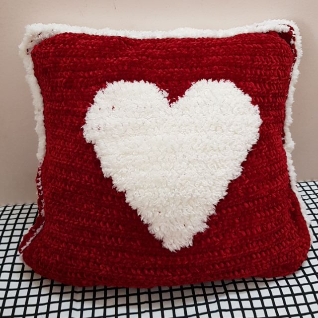 Gối dựa len Valentine