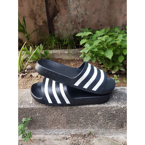 dép adidass chính hãng , aize43 phối màu cực đẹp , đi rất êm chân , hàng bao chính hãng , size 39,42,43 nhé a