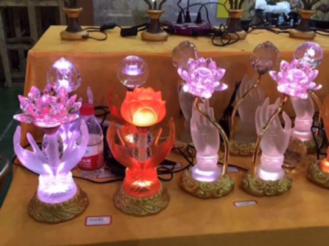 Đèn hoa sen lưu ly bàn tay của phật