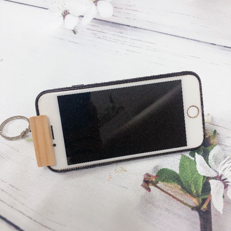 Kê điện thoại gỗ khắc LAZE dạng móc khóa gỗ tiện dụng