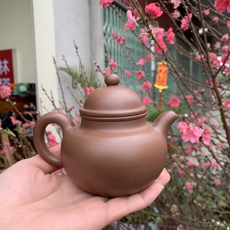 Ấm  Trà Tử Sa Nghi Hưng, Dáng Ấm xuyết Cầu. Nghệ nhân: Tạ Quốc Niên. dung tích:260ml. Đất lão tử nê gan gà