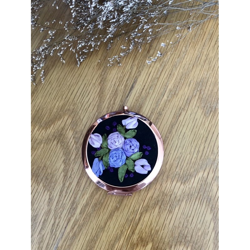 Gương thêu handmade