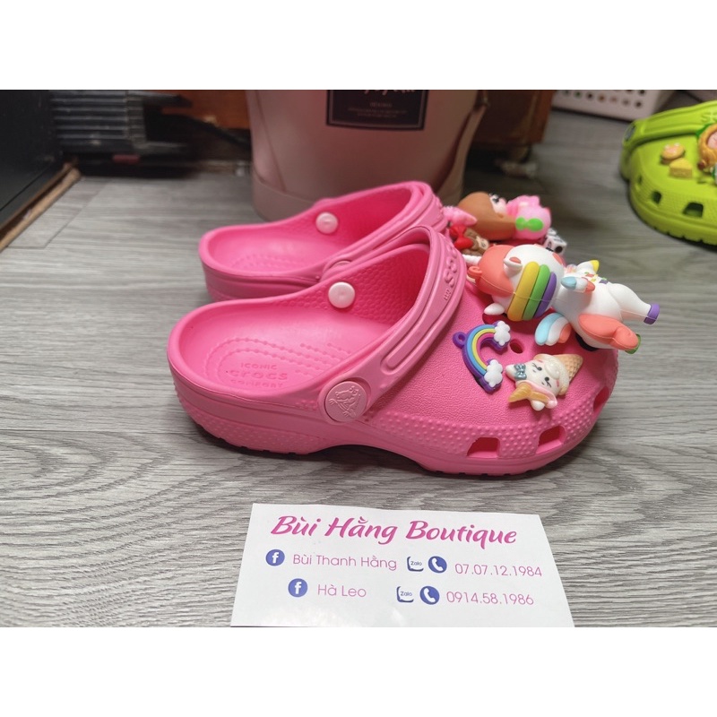 Dép cờ róc nhẹ pony béo và cô gái ôm quả đào