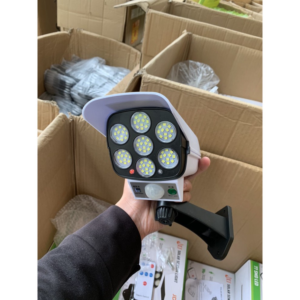 Đèn năng lượng mặt trời giả camera tự động BẬT TẮT chống trộm, chống nước ip67. có điều khiển cảm biến chuyển động . .