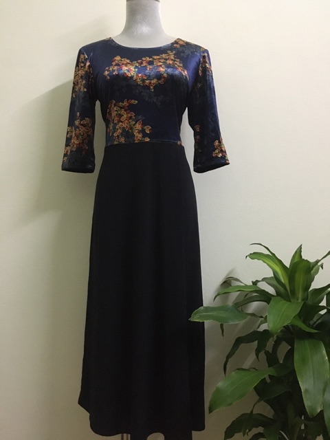 Đầm nhung xoè phối chân trung niên