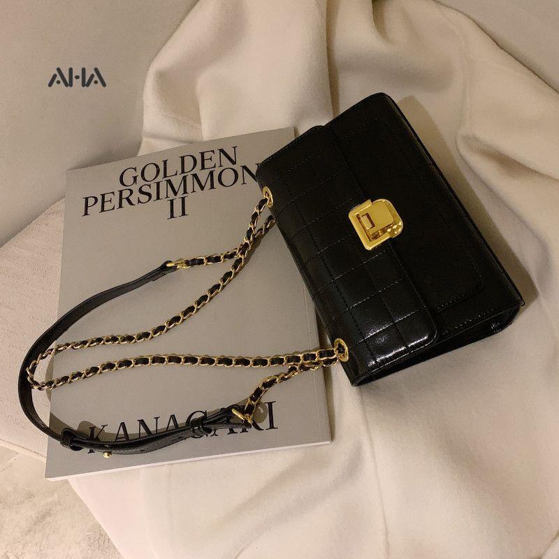 Túi xách AHA official phối dây xích dễ phối đồ thời trang cho nữ