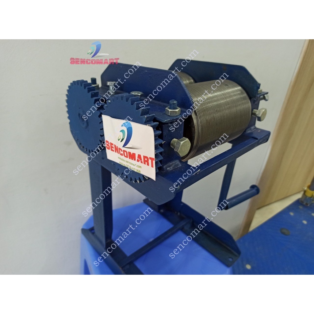 Máy thái bì heo chín quay tay khung sắt