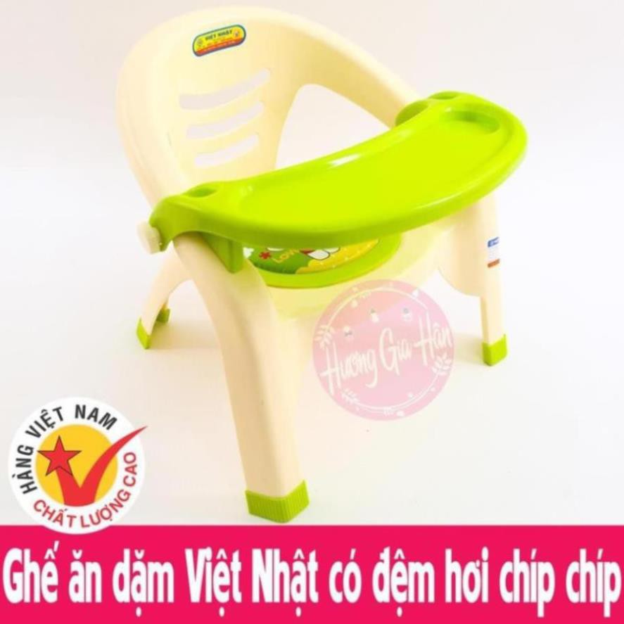 Ghế ăn dặm Việt Nhật có đệm hơi chíp chíp êm mông tạo vui nhộn khi con tập ngồi ăn