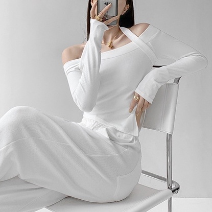 [Augustcloth]Áo croptop vải gân trễ vai tay dài trắng phong cách Hàn Quốc