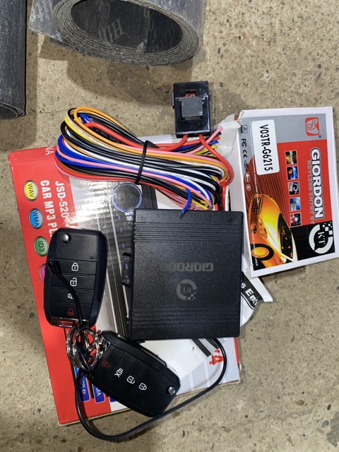 Sản phẩm gia đình làm: Khiển cửa theo xe 12v mã 6215 khóa cửa