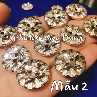 Nút 2 lỗ xi vàng khắc hoa văn