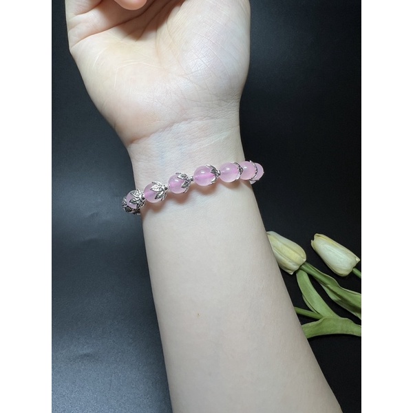 Vòng tay màu hồng mix charm