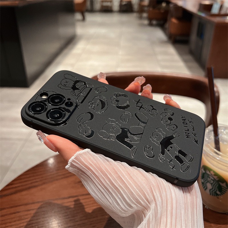 Ốp lưng iphone Hoạ Tiết Đen Kaws Holiday