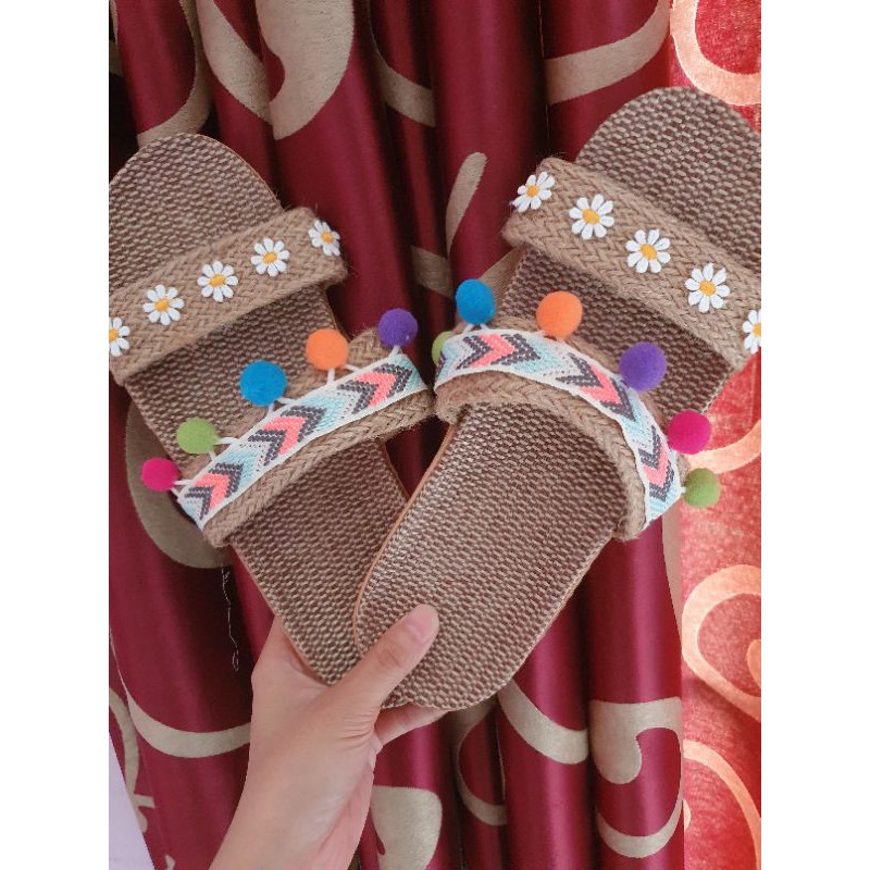 Dép cói handmade bông cúc tua rua