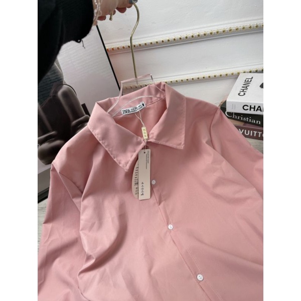 Áo sơ mi màu hồng pastel dễ thương, dúm eo xinh xắn.