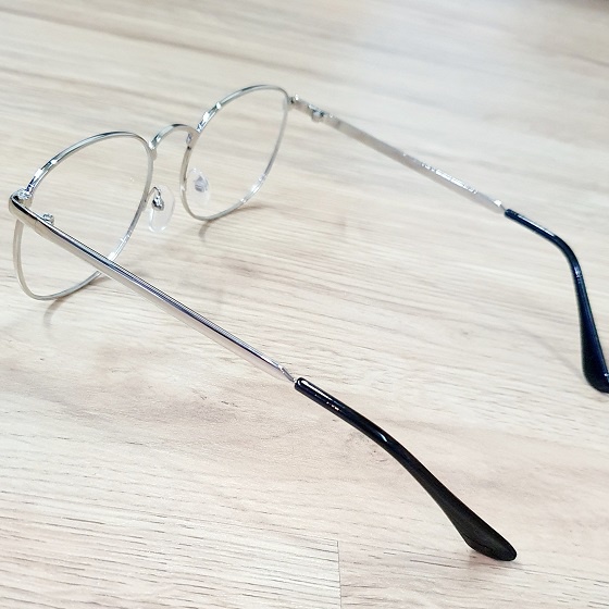 Kính Gọng Kim Loại Tròn Màu Bạc Kích Thước Tổng Chiều Ngang Kính 13cm Kiểu Dáng Mảnh Nhưng Độ Dày 4mm Chân Bọc Nhựa