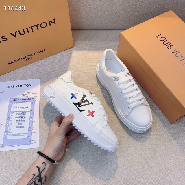 Giày thể thao mẫu mới