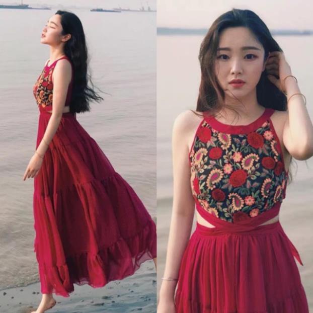 Váy đỏ áo yếm thêu hoa LoV