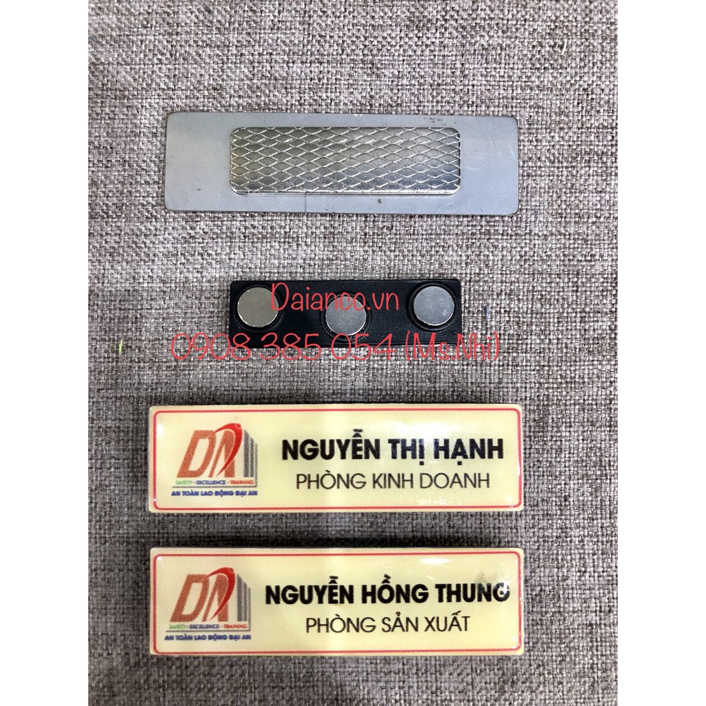 Bảng tên nhân viên cài áo chất liệu inox đổ keo trong suốt