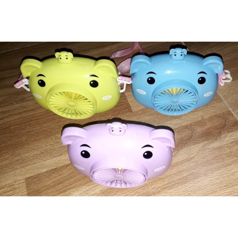 Một chiếc quạt để bàn mini bằng nhựa có dây đeo tặng kèm pin