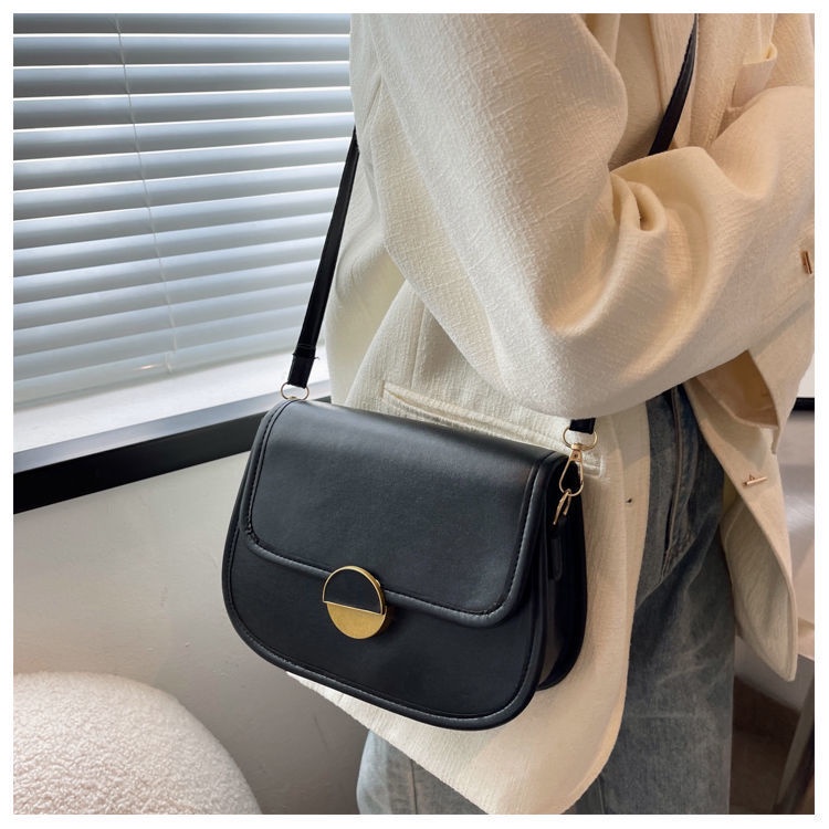 Túi xách nữ đeo chéo khóa tròn kiểu dáng yên ngựa thanh lịch có hai màu trắng và đen