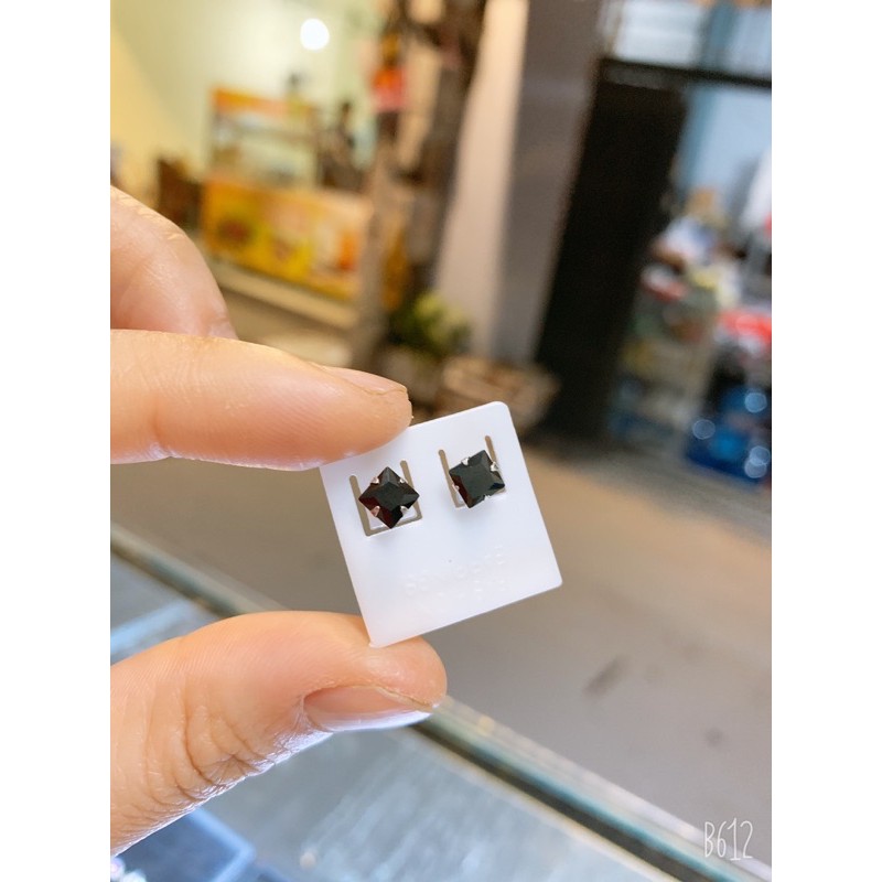1 CHIẾC NỤ TAI BẠC NAM NỮ ĐÁ ĐEN HÌNH VUÔNG