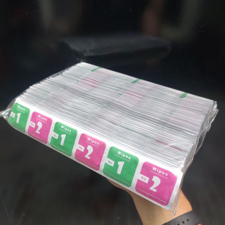 Khăn lau 1 và 2 mếng lau vệ sinh màn hình điện thoại trước khi dán kính cường lực