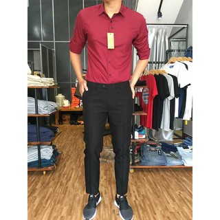 Com bo quần âu đen + áo sơ mi đỏ đô