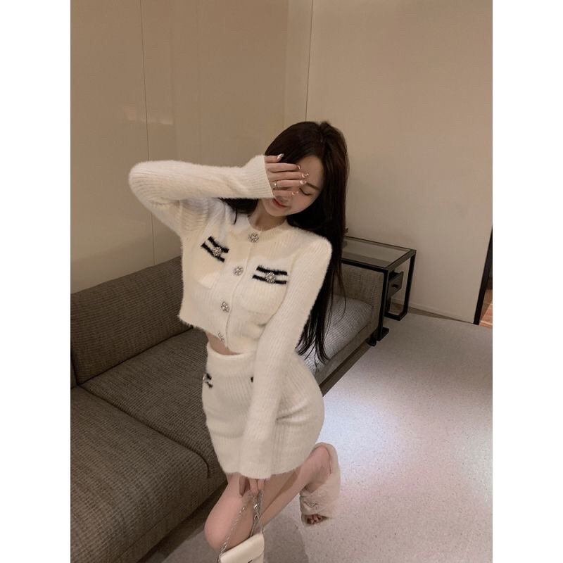 Áo khoác len cardigan + chân váy ôm body