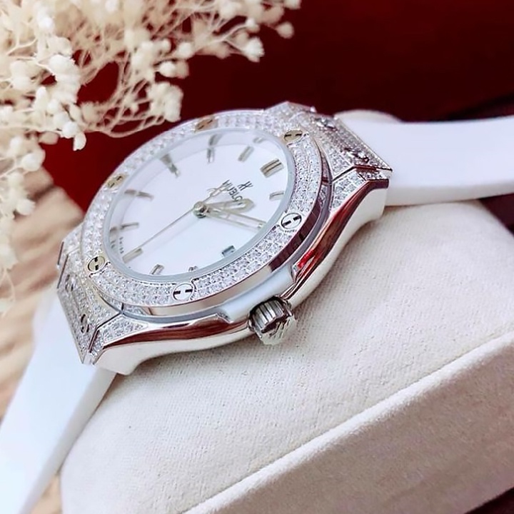 Đồng hồ Hu bờ lót viền đá 34mm dây silicon trắng hương thơm vani đồng hồ thời trang