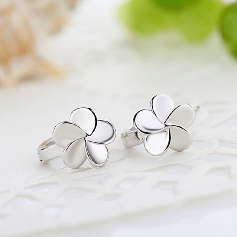 Bông tai đính đá lấp lánh kiểu dáng xinh xắn