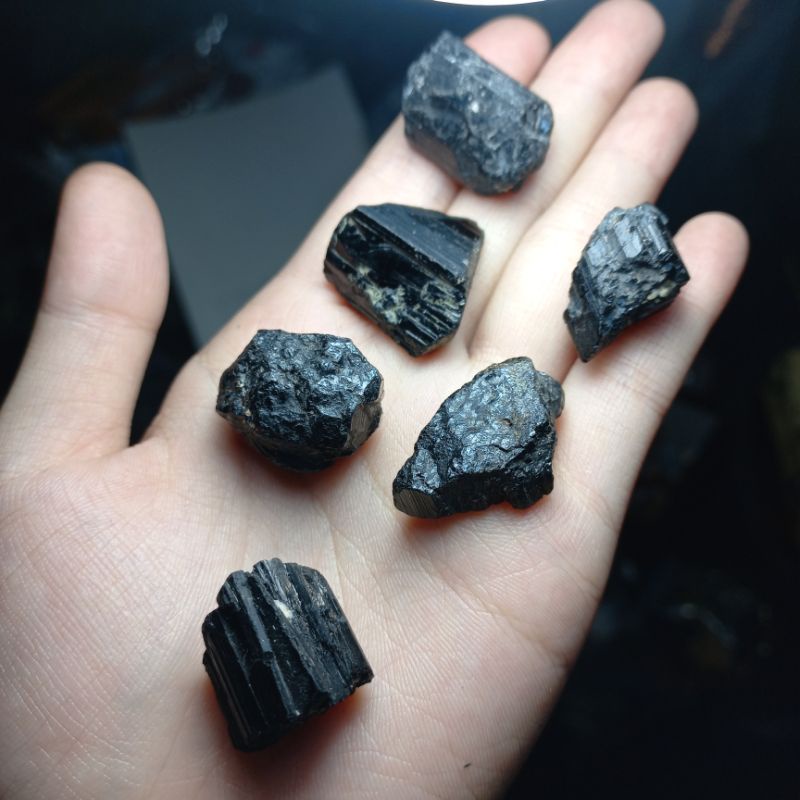 black tourmaline thô