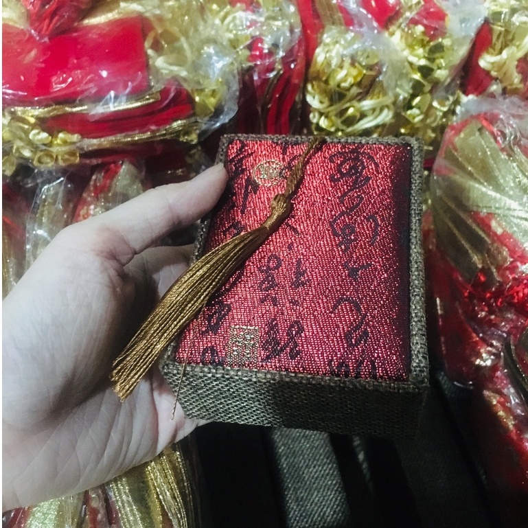 Hộp gấm thêu đựng vòng phong thủy trang sức