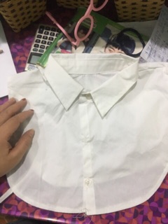 Cổ áo sơ mi giả.
