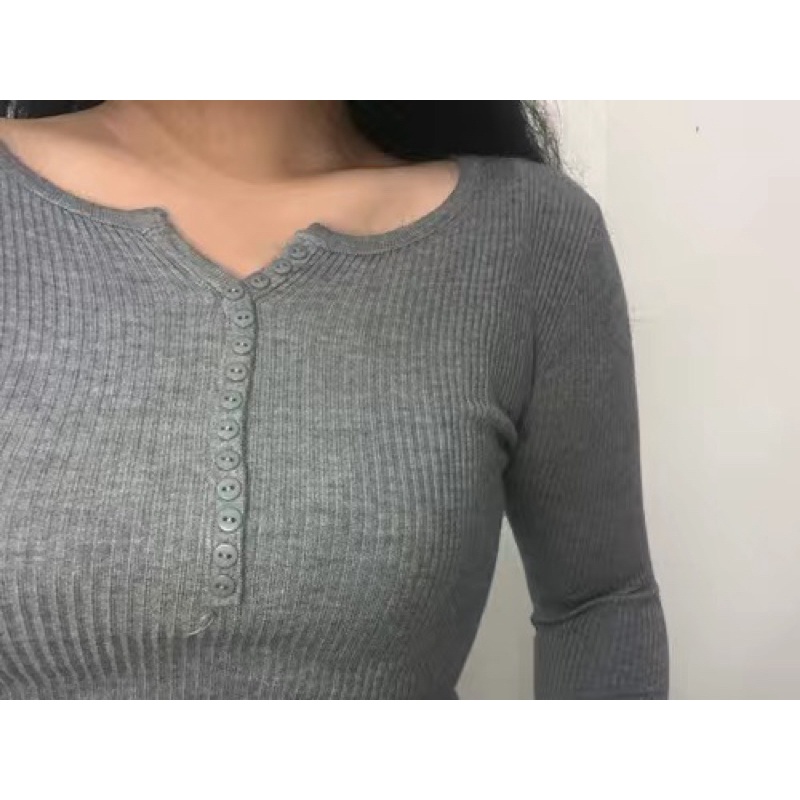 Áo len dài tay nữ áo đính cúc nhỏ trước ngực len mịn