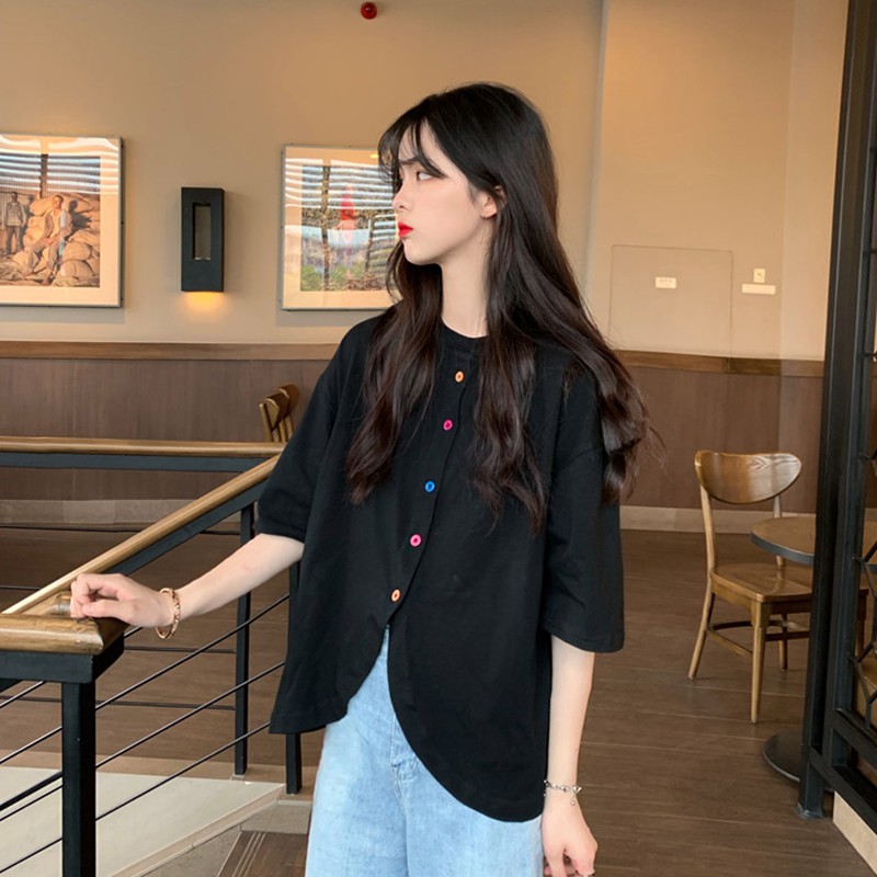 Áo cổ tròn tay ngắn phối nút độc đáo