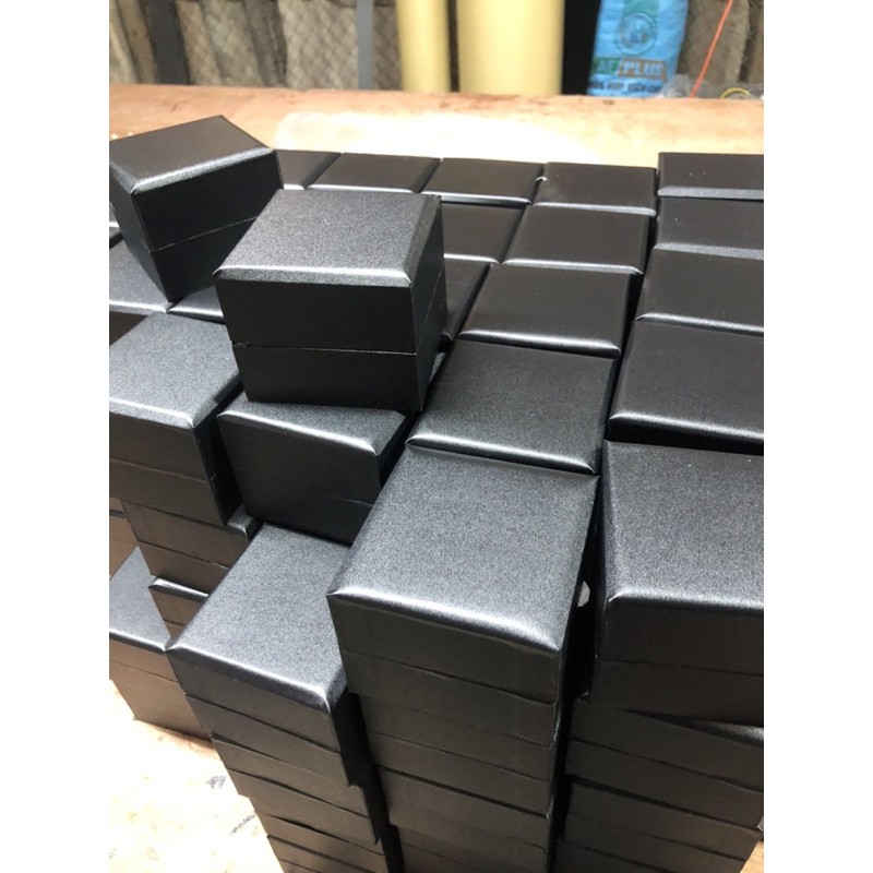 Hộp đồng hồ da cao cấp nắp gập, thân cứng, kích thước 9,5x9,5x7,5 full đen làm quà tặng chính hãng