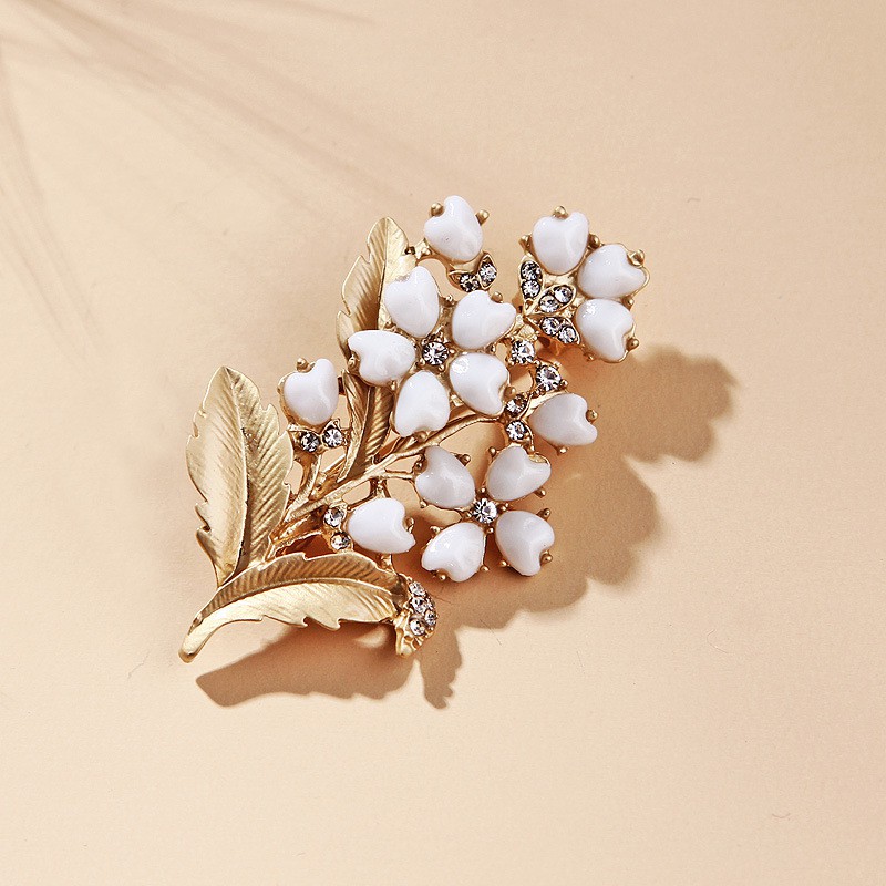 Cài áo hoa trắng đính đá thời trang phong cách Châu Âu GC145